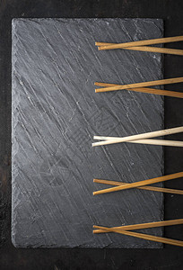 黑寿司板有木制筷子和复制空间顶层景色图片