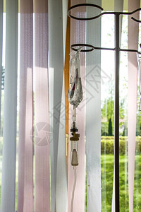 窗口背景的医院中撒药者系统一图片