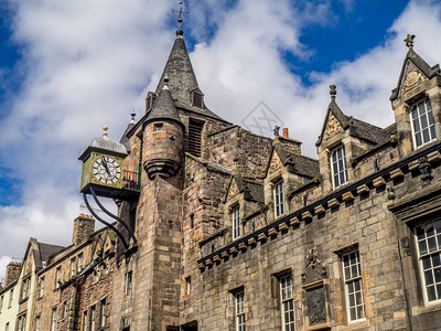 托尔布欣仰望在爱丁堡苏格兰皇宫一带的卡农盖特托尔布思背景