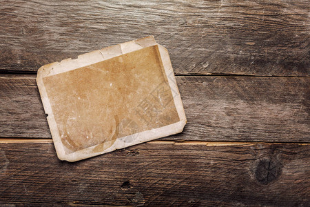 木制背景上的老式空白纸背景图片