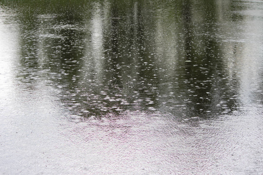 湖上下着强烈的夏天大雨图片