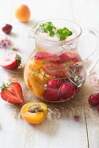 桃子草莓和樱桃泡水图片