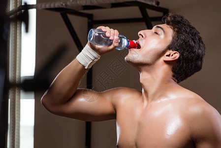 口渴的人在健身房喝水图片