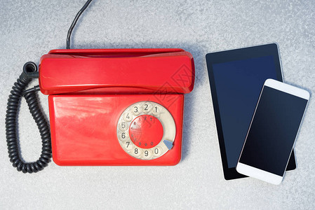 红色旋转电话现代智能手机和平板电脑图片