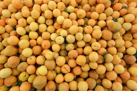 Akko市场上的水果背景图片