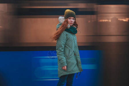 美丽的冬季中年轻女子的画像走在冬天晚上城市的俏图片