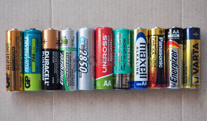 许多不同品牌的AA电池图片