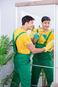 在家工作的专业清洁合同专业人图片