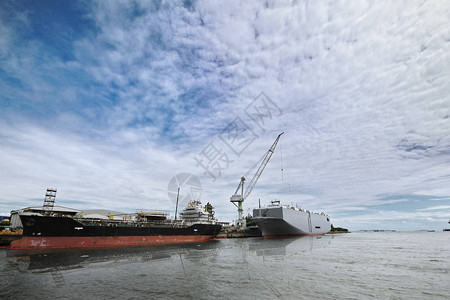商船和RORO轮停泊修复码头的夸伊区高清图片