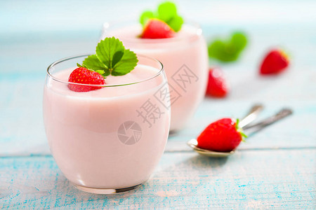 有机自制草莓酸奶木制背景上的新鲜草莓图片