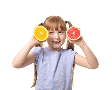 可爱的小女孩带着白色背景的柑橘类水果图片