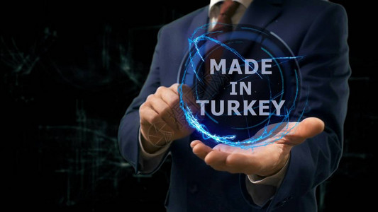 商人在他的手上展示了土耳其制造的概念全息图未来科技屏幕与现代宇宙背图片