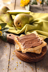 木桌上的巧克力酱烤面包图片