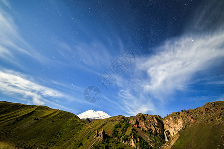 埃尔布鲁斯山上空的星云图片