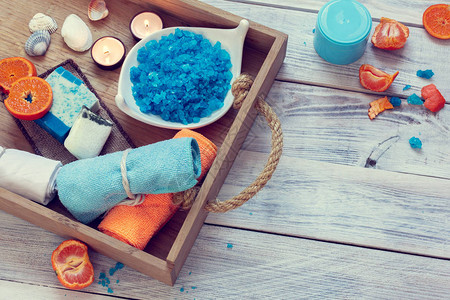 SPA由毛巾蓝海盐肥皂蜡烛和木盘图片