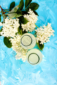 与接骨木花的康普茶在蓝色背景自制发酵饮料夏季健康天然益生菌味饮料复制图片