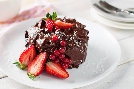 维冈生巧克力和甜菜根蛋糕白桌图片