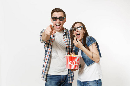 女人和男人在3d眼镜和休闲服看电影约会图片