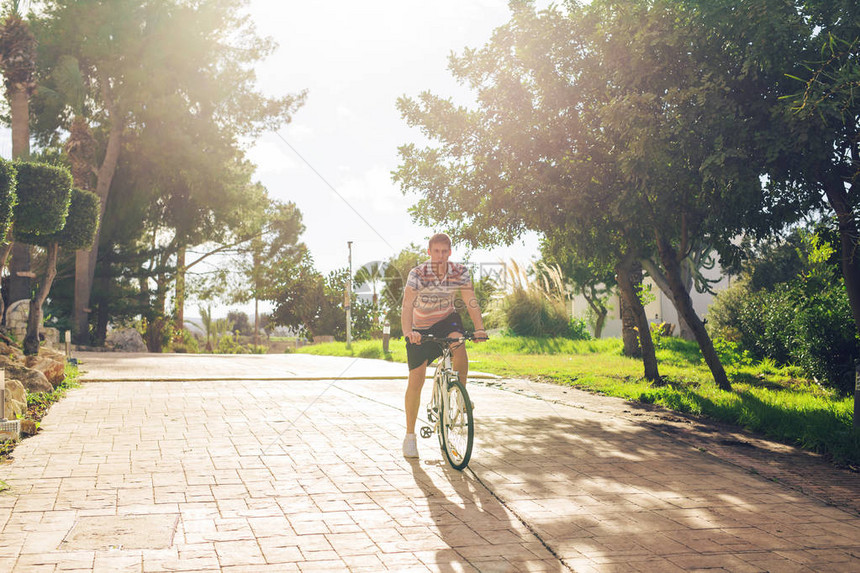 在阳光明媚的一天骑自行车时图片