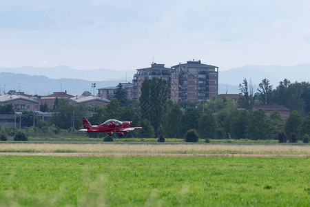 小型和轻型红色管道飞机图片
