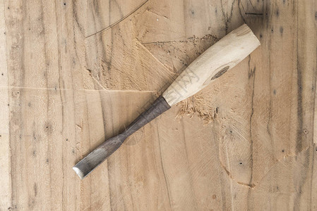 木桌上的木匠工具与锯末木匠工图片