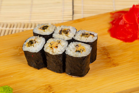 美味的贻贝迷你寿司卷图片
