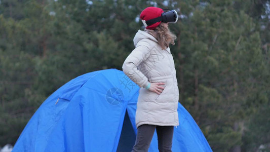 穿着红色帽子的迷人年轻女游客坐在旅游帐篷里背景图片