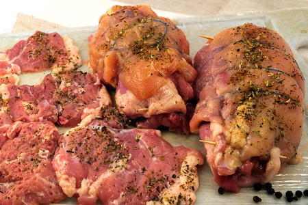 烹饪猪肉和鸡肉的饼肉片洒上调味料以及随后图片