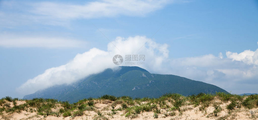 美丽的山景和蓝色多云的天空在科孚岛希腊华丽的风景放松时间出国旅游假期休闲看图片