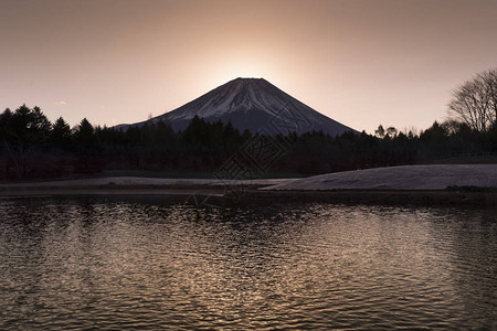 冬藤钻石关于太阳升起与富士山图片