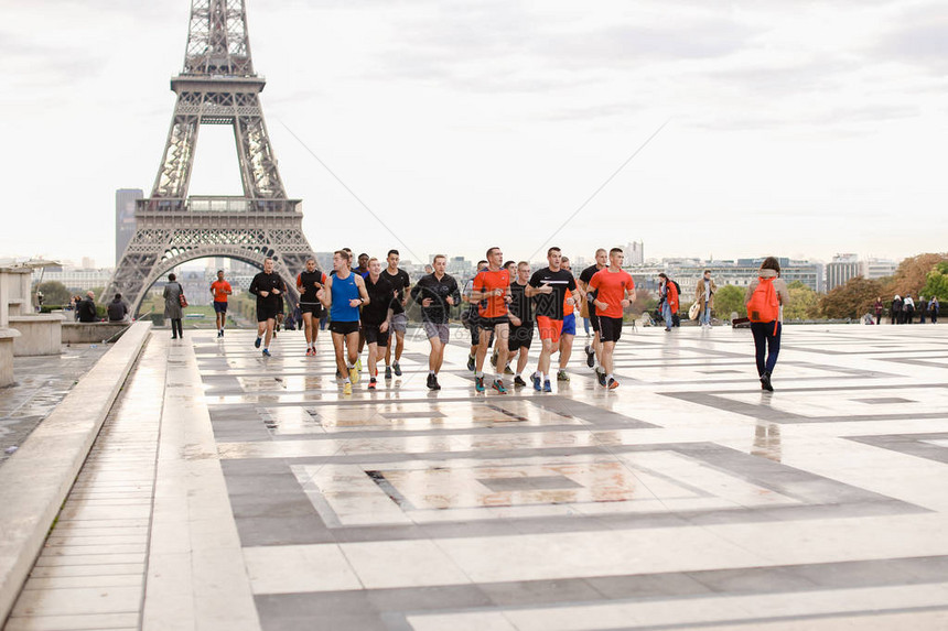 Eiffel铁塔的赛跑队员背景图片