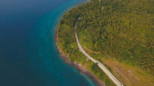鸟瞰热带岛屿Camiguin的海岸线图片