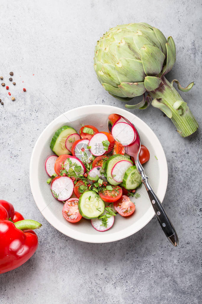 由西红柿黄瓜萝卜和草药组成的碗中新鲜健康沙拉图片
