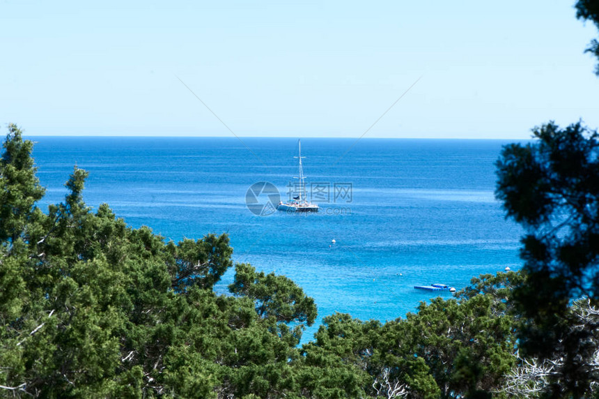 蓝海和白色游艇暑假图片