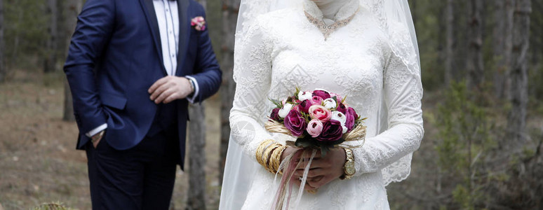 新娘手中的婚礼花束图片