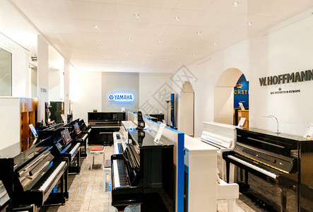 雅马哈125大型经典商店与豪华钢琴商店乐器商店出售独家钢琴和皇家三角钢琴由CBechstein和雅马哈钢琴世界的WHo背景