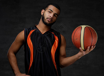 非裔美国运动员的肖像穿着运动服的篮球运动员在深色背图片
