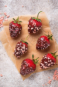 巧克力中草莓美味甜图片