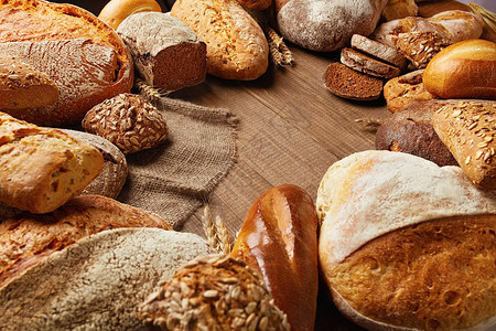 面包店木头面包关闭木板上各种烘烤食品的闭图片