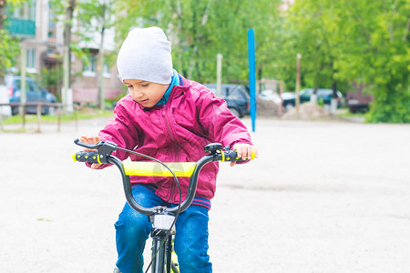 这个男孩学会骑自行车图片
