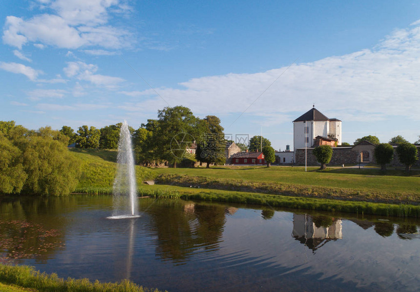 在瑞典索德曼兰省Nykoping城堡前面的Pond和F图片