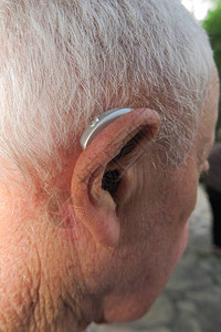 现代数字耳内助听器用于老年人耳聋图片
