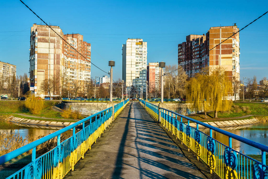 横跨乌克兰首都基辅湖口的桥梁图片