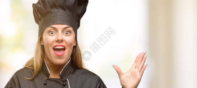 年轻厨师女人高兴和惊讶的欢呼表达哇的姿态图片