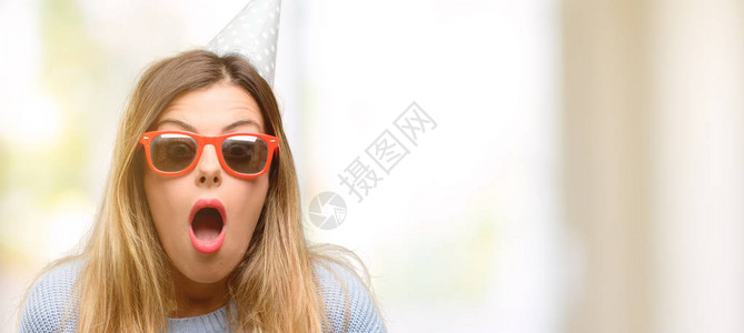 年轻女子庆祝生日惊吓惊恐图片