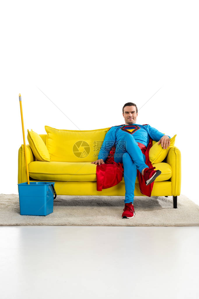男超级英雄笑着的超级英雄坐在水桶和白色拖图片