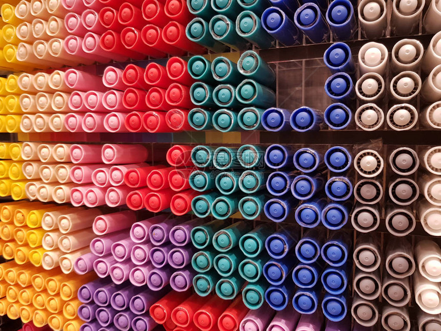 储存架子展出的彩色笔盖列供出售背景图片