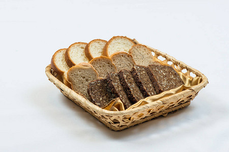 Wicker篮子中新鲜烤面包品种图片