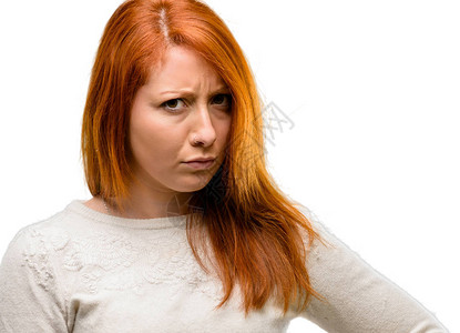 美丽的年轻红发女人烦躁和愤怒地表达负面情绪图片
