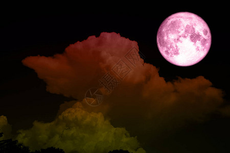 满粉红月和彩色夜空上的浅蓝色云层图片